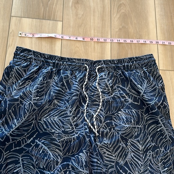 EUC Men’s Leaf Print Navy Blue & White Athletic Swim Trunks Size 38 Waist XL - Picture 4 of 8